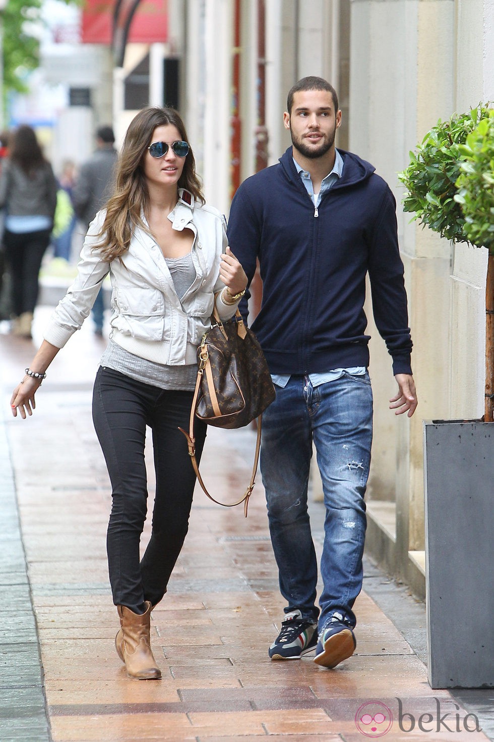 Malena Costa y Mario Suárez durante un paseo por Madrid