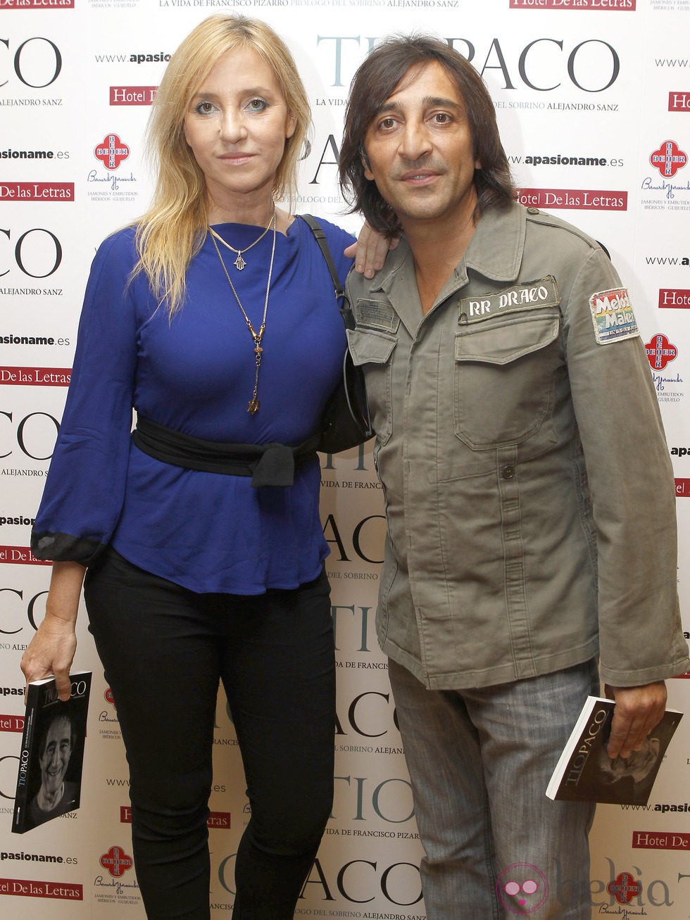 Antonio Carmona y Mariola Orellana en la presentación del libro 'Tío Paco'
