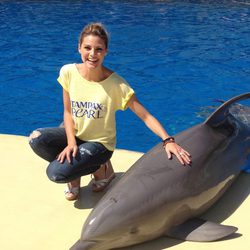 Amaia Salamanca posando como Chica Tampax Pearl 2013 entre delfines