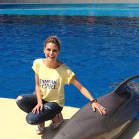 Amaia Salamanca posando como Chica Tampax Pearl 2013 entre delfines