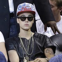 Justin Bieber viendo un partido de la NBA en Miami
