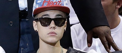 Justin Bieber viendo un partido de la NBA en Miami