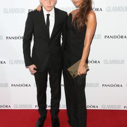Victoria Beckham y su hijo Brooklyn en los Premios Glamour Mujer del Año 2013 en Londres