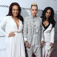 Karis Anderson, Courtney Rumbold y Alexandra Buggs en los Premios Glamour Mujer del Año 2013 en Londres