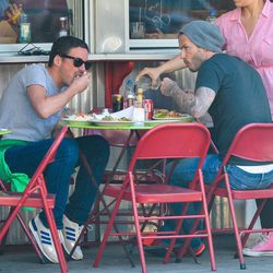 David Beckham comiendo con Dave Gardner en una terraza de Nueva York