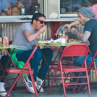 David Beckham comiendo con Dave Gardner en una terraza de Nueva York