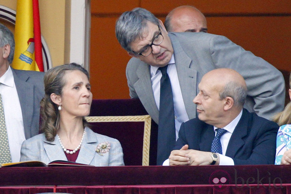 La Infanta Elena, Carlos García Revenga y José Ignacio Wert en la Corrida de la Beneficencia 2013