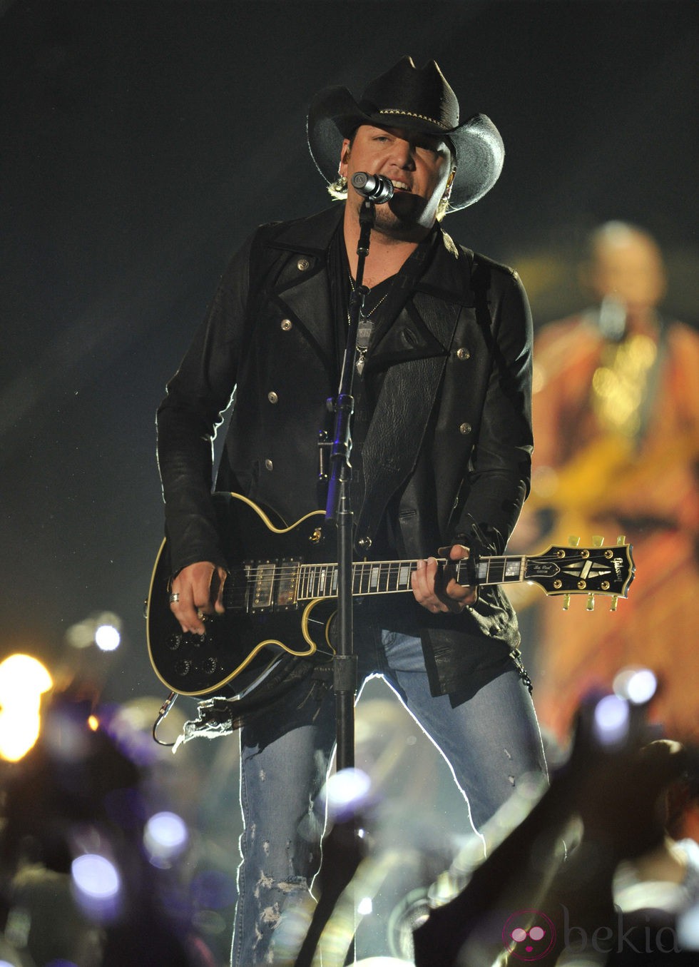 Jason Aldean actuando en los CMT Awards 2013