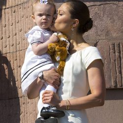 La Princesa Victoria besa a su hija Estela en el Día Nacional de Suecia 2013