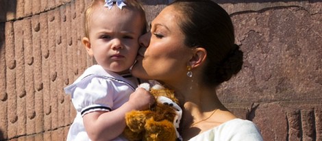 La Princesa Victoria besa a su hija Estela en el Día Nacional de Suecia 2013