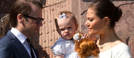 Los Príncipes Victoria y Daniel con su hija Estela en el Día Nacional de Suecia 2013