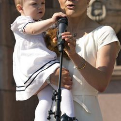La Princesa Estela juega con el micrófono junto a la Princesa Victoria en el Día Nacional de Suecia 2013