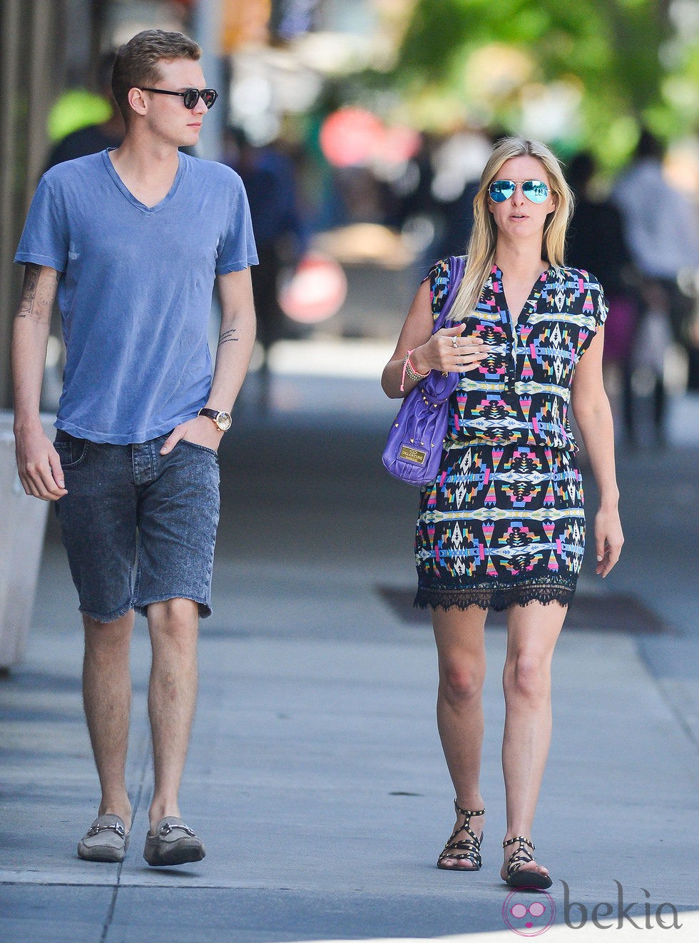 Conrad Hilton y su hermana Nicky paseando por Nueva York