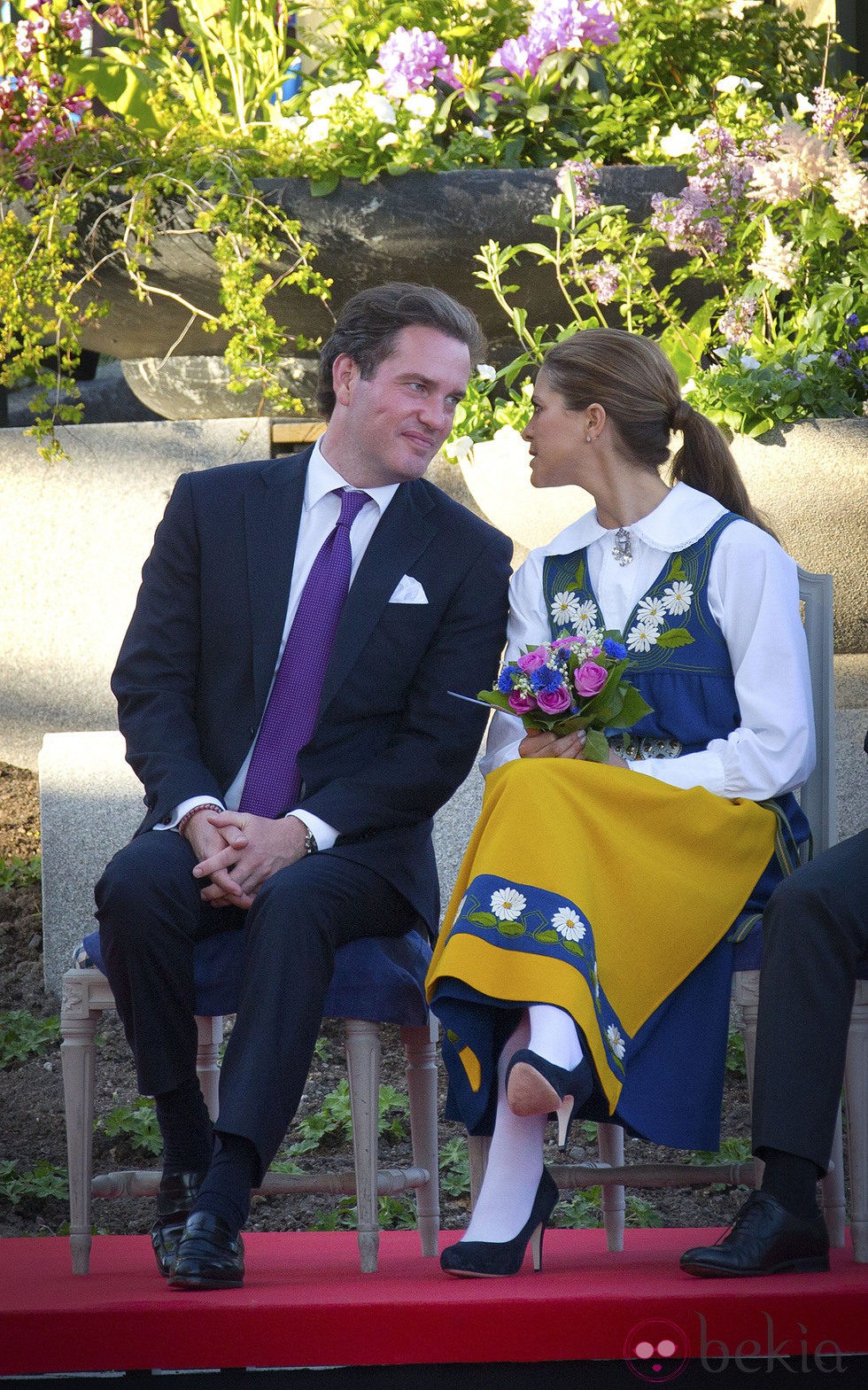Magdalena de Suecia y Chris O'Neill se dedican una tierna mirada en el Día Nacional de Suecia 2013