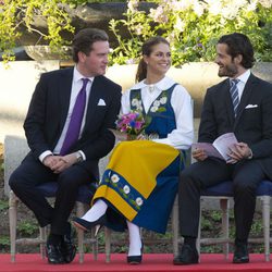 Chris O'Neill y la Princesa Magdalena charlan con el Príncipe Carlos Felipe en el Día Nacional de Suecia 2013