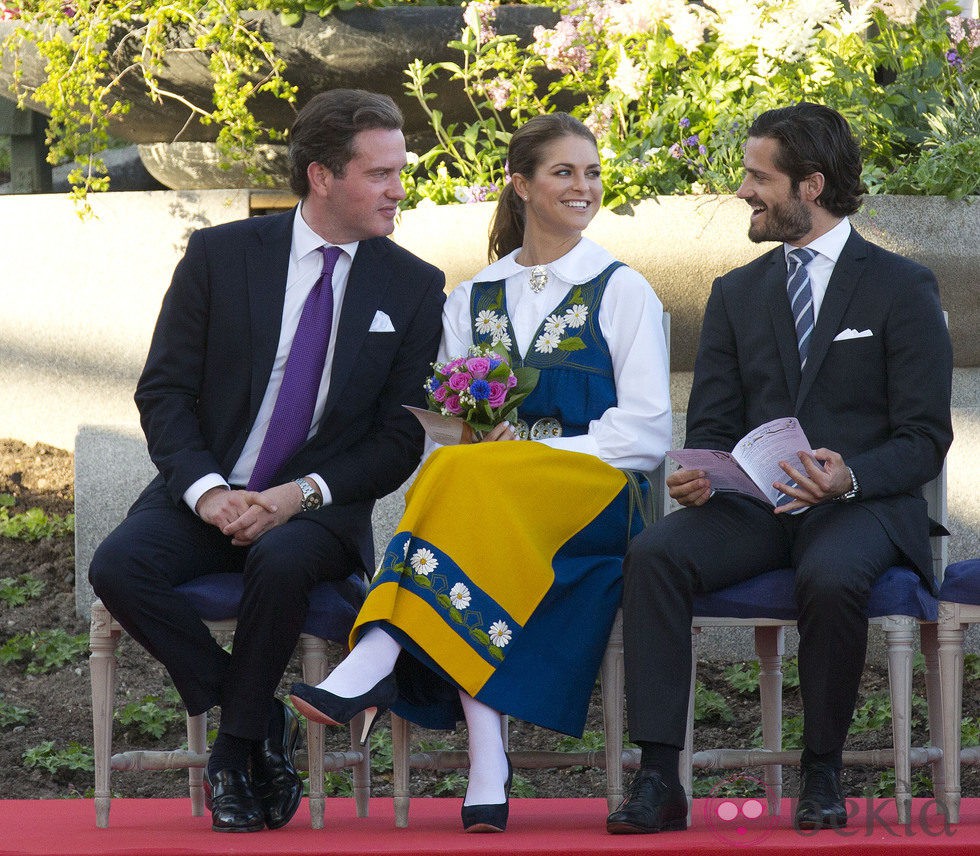 Chris O'Neill y la Princesa Magdalena charlan con el Príncipe Carlos Felipe en el Día Nacional de Suecia 2013