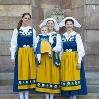 Las Princesas Magdalena, Estela y Victoria y la Reina Silvia en el Día Nacional de Suecia 2013