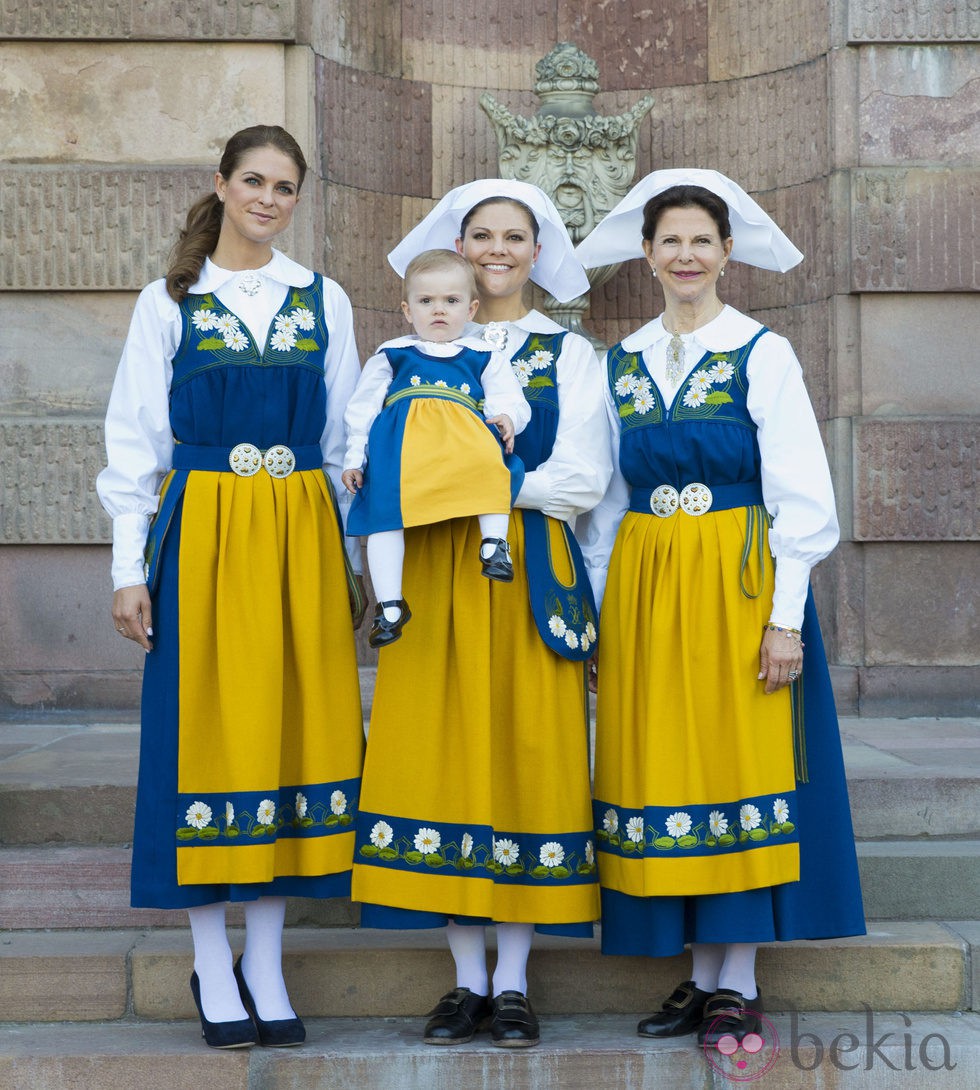 Las Princesas Magdalena, Estela y Victoria y la Reina Silvia en el Día Nacional de Suecia 2013