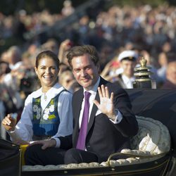Magdalena de Suecia y Chris O'Neill saludan en el Día Nacional de Suecia 2013