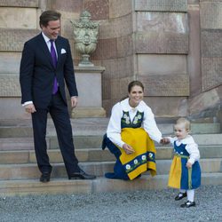 Chris O'Neill y la Princesa Magdalena con la Princesa Estela en el Día Nacional de Suecia 2013