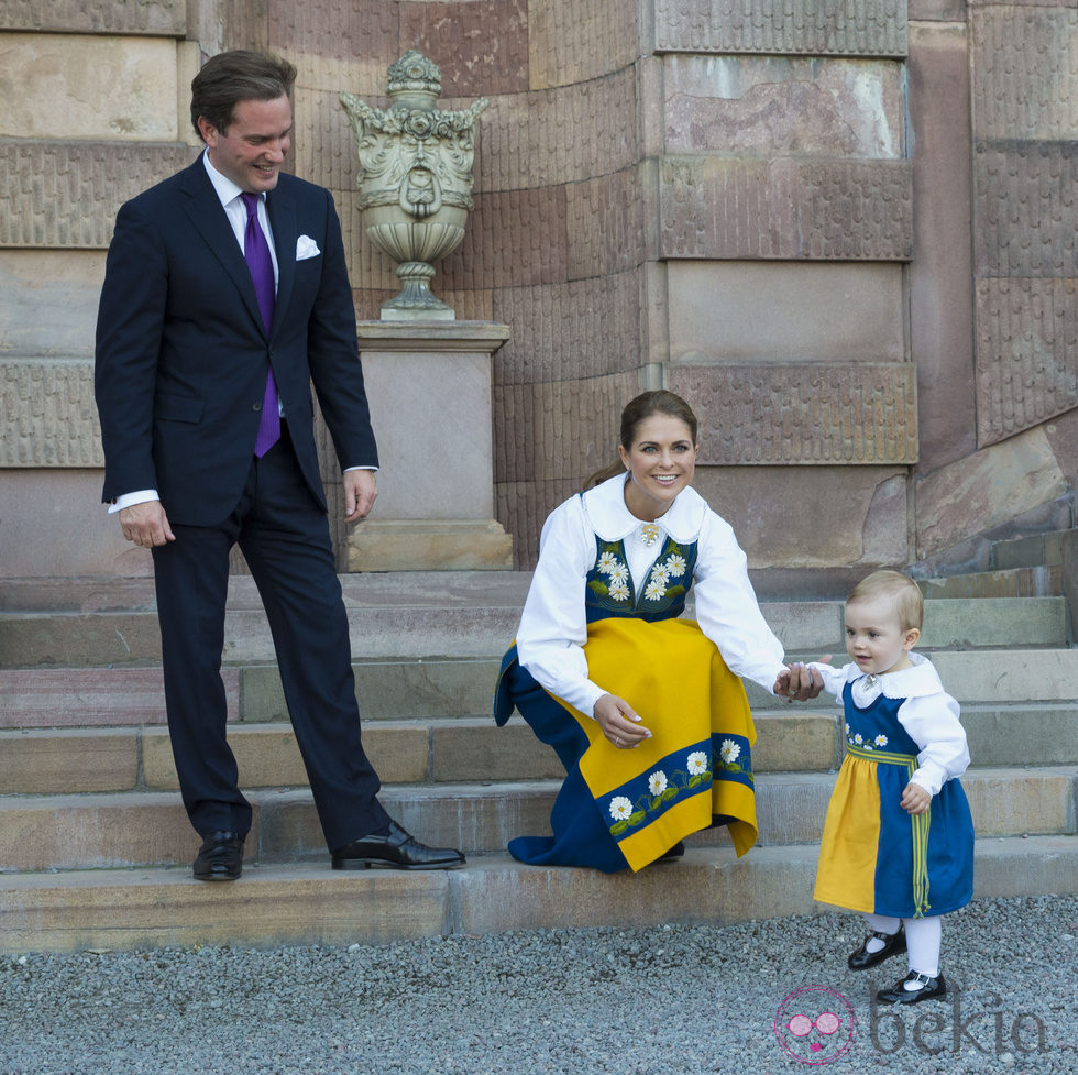 Chris O'Neill y la Princesa Magdalena con la Princesa Estela en el Día Nacional de Suecia 2013