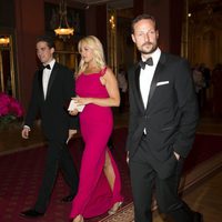 Felipe y Theodora de Grecia con Haakon de Noruega en la cena previa a la boda de Magdalena de Suecia y Chris O'Neill