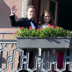 Magdalena de Suecia y Chris O'Neill saludan desde el balcón en la cena previa a su boda