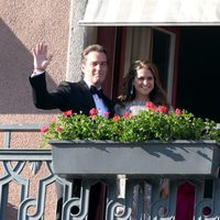 Magdalena de Suecia y Chris O'Neill saludan desde el balcón en la cena previa a su boda