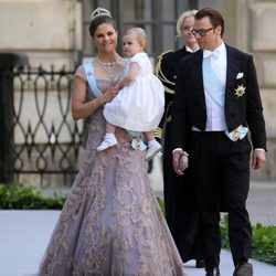 Los Príncipes Victoria y Daniel de Suecia con su hija Estela a su llegada a la boda de Magdalena de Suecia y Chris O'Neill