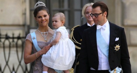 Los Príncipes Victoria y Daniel de Suecia con su hija Estela a su llegada a la boda de Magdalena de Suecia y Chris O'Neill