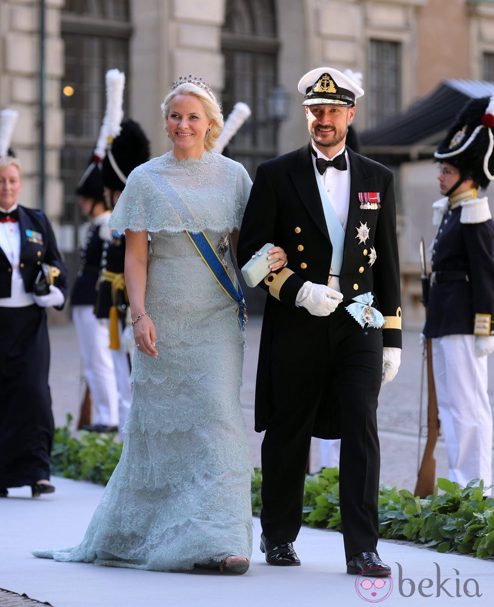 Los Príncipes Haakon y Mette-Marit de Noruega llegan a la boda de Magdalena de Suecia y Chris O'Neill