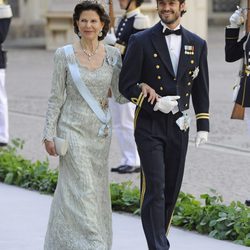 La Reina Silva y el Príncipe Carlos Felipe de Suecia llegando a la boda de Magdalena de Suecia y Chris O'Neill