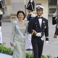 La Reina Silva y el Príncipe Carlos Felipe de Suecia llegando a la boda de Magdalena de Suecia y Chris O'Neill