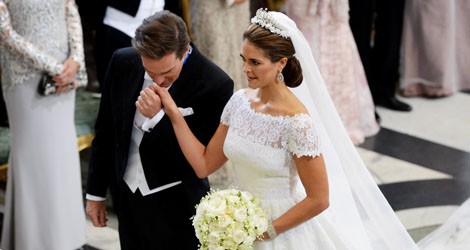 Chris O'Neill besa en la mano a Magdalena de Suecia a su llegada a la Capilla del Palacio Real de Estocolmo