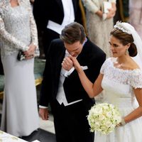 Chris O'Neill besa en la mano a Magdalena de Suecia a su llegada a la Capilla del Palacio Real de Estocolmo