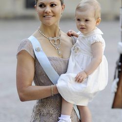 La Princesa Victoria de Suecia con su hija Estela llegando a la boda de Magdalena de Suecia y Chris O'Neill