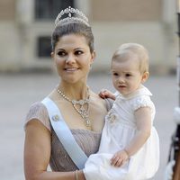 La Princesa Victoria de Suecia con su hija Estela llegando a la boda de Magdalena de Suecia y Chris O'Neill