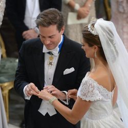Chris O'Neill poniendo el anillo de la Princesa Magdalena de Suecia en su boda