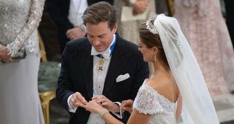 Chris O'Neill poniendo el anillo de la Princesa Magdalena de Suecia en su boda