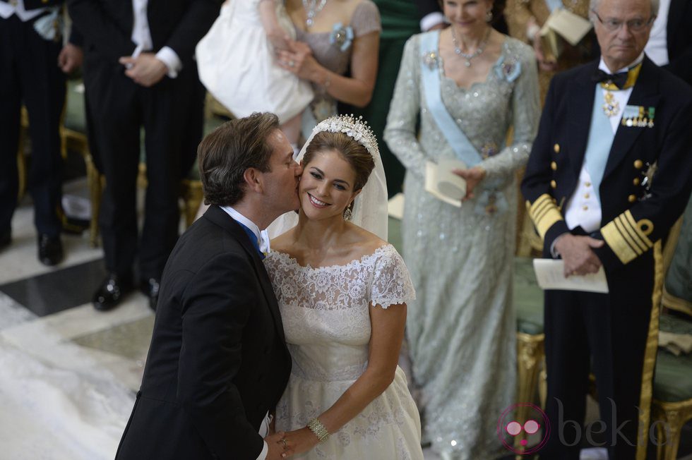 Chris O'Neill besando en la mejilla a la Princesa Magdalena de Suecia durante su boda