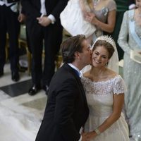 Chris O'Neill besando en la mejilla a la Princesa Magdalena de Suecia durante su boda