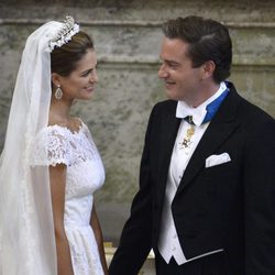 Miradas cómplices entre la Princesa Magdalena de Suecia y Chris O'Neill durante su boda