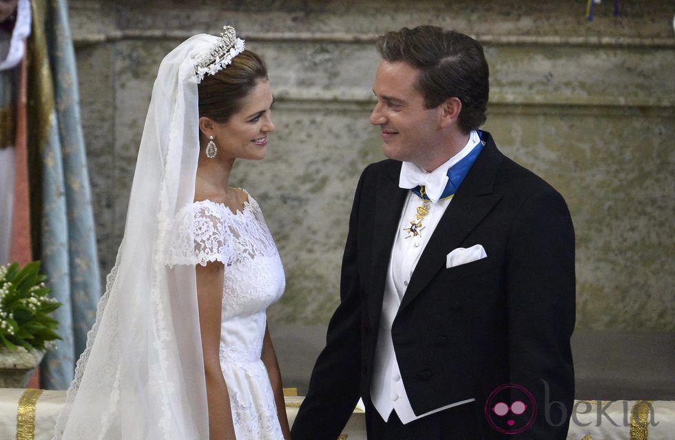 Miradas cómplices entre la Princesa Magdalena de Suecia y Chris O'Neill durante su boda