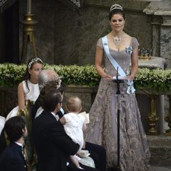 La Princesa Victoria de Suecia leyendo en la boda de Magdalena de Suecia y Chris O'Neill