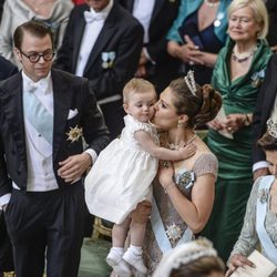 La Princesa Victoria de Suecia dando un beso a su hija Estela en la boda de Magdalena de Suecia y Chris O'Neill
