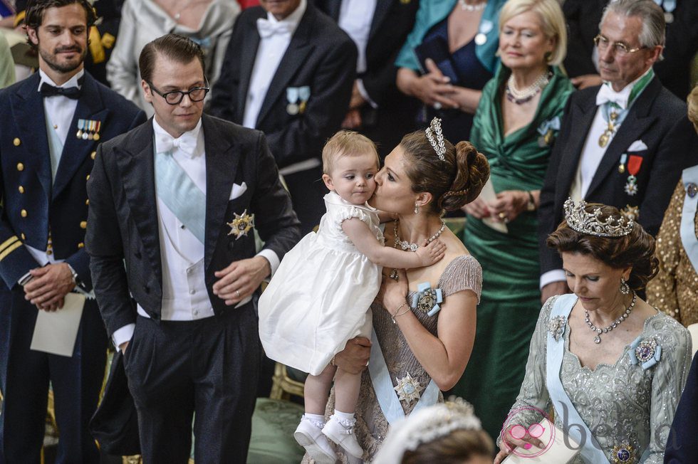 La Princesa Victoria de Suecia dando un beso a su hija Estela en la boda de Magdalena de Suecia y Chris O'Neill