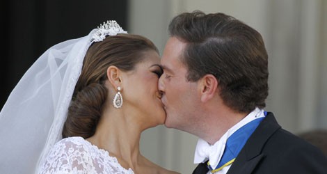 La Princesa Magdalena de Suecia y Chris O'Neill besándose tras su boda
