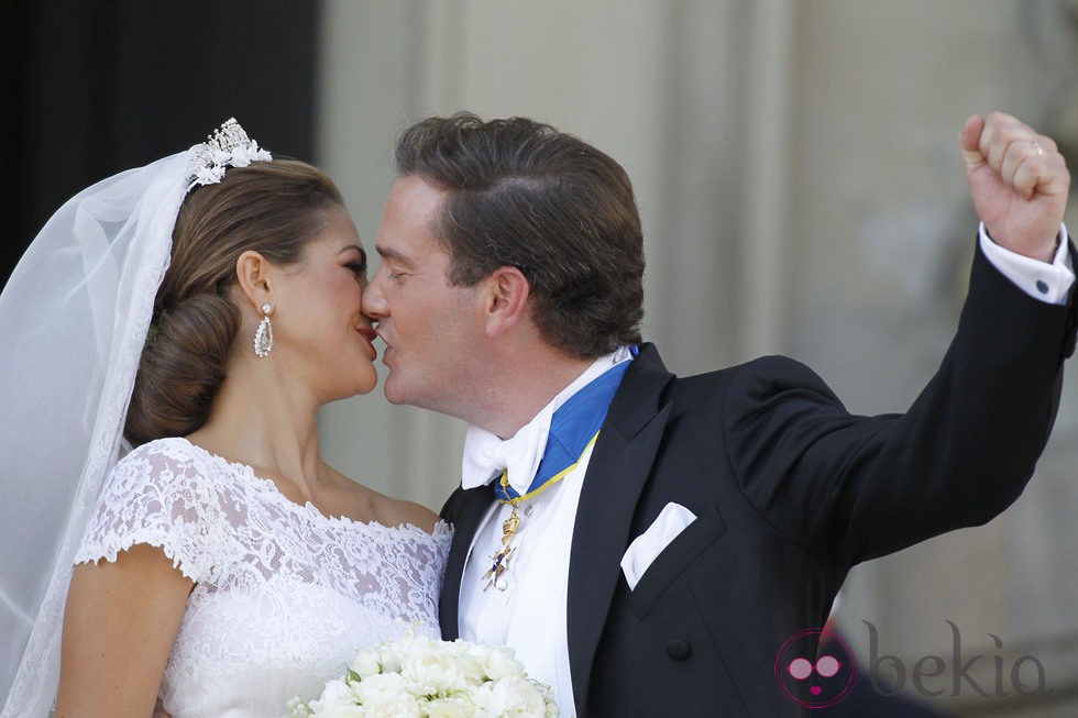 Chris O'Neill muestra su anillo de casado mientras besa a la Princesa Magdalena de Suecia