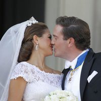 Chris O'Neill muestra su anillo de casado mientras besa a la Princesa Magdalena de Suecia