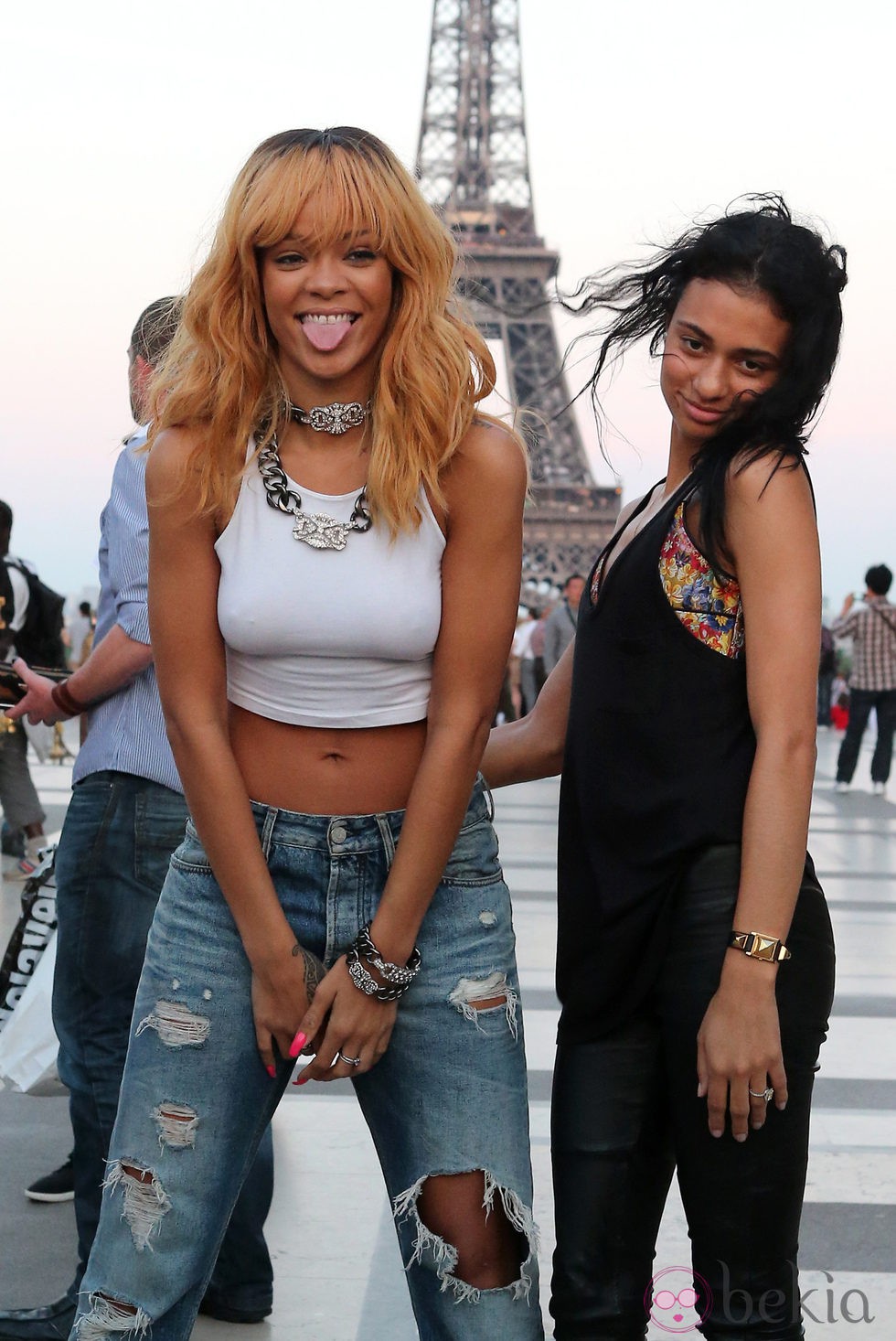 Rihanna posa sin sujetador junto a la Torre Eiffel